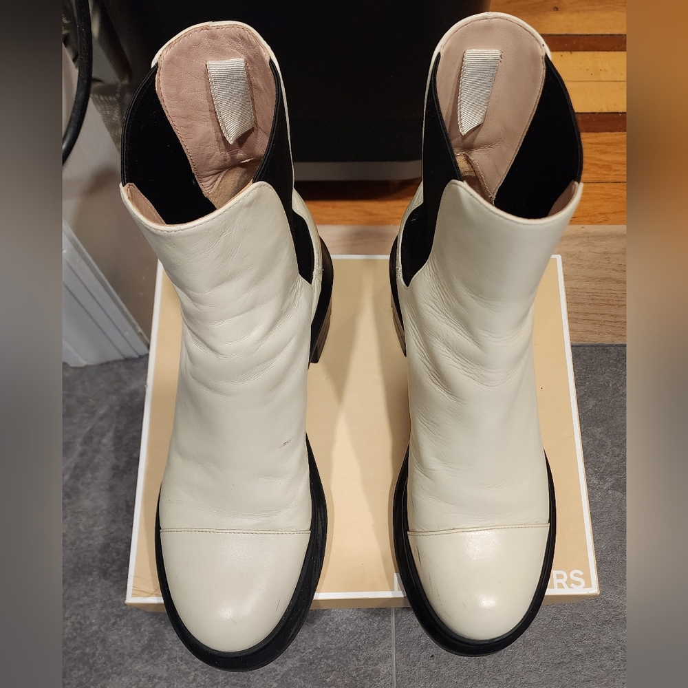 STUART WEITZMAN NORAH LUGSOLE CREAM LEATHER BOOTIE 8C